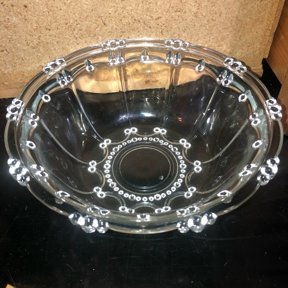Vintage clear decorative candy dish, roughly 7” across. Classy little bowl. - Picture 2 of 7